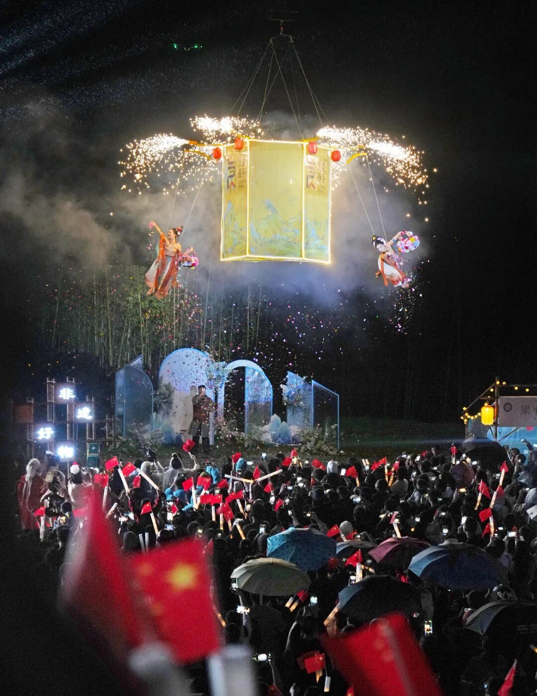 飞天宫灯秀表演。记者向成国摄.JPG