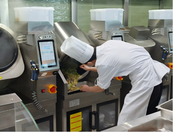 AI 炒菜机器人冲击预制菜赛道，餐饮后厨生产模式迎来改变