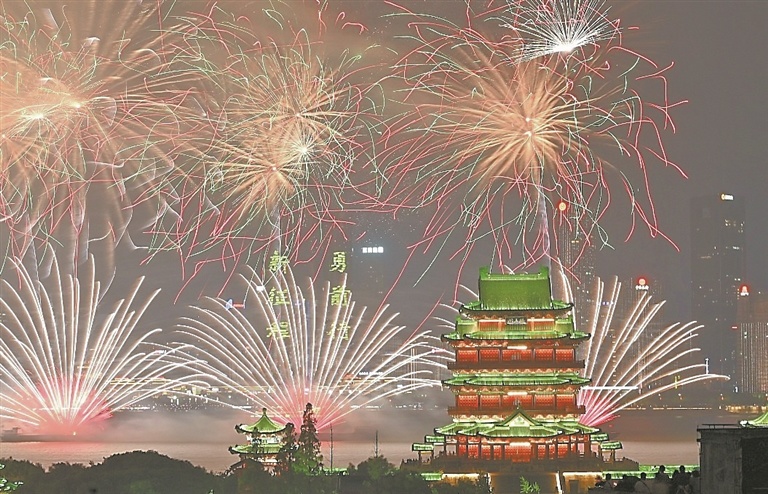 南昌市国庆烟花晚会震撼上演（图）