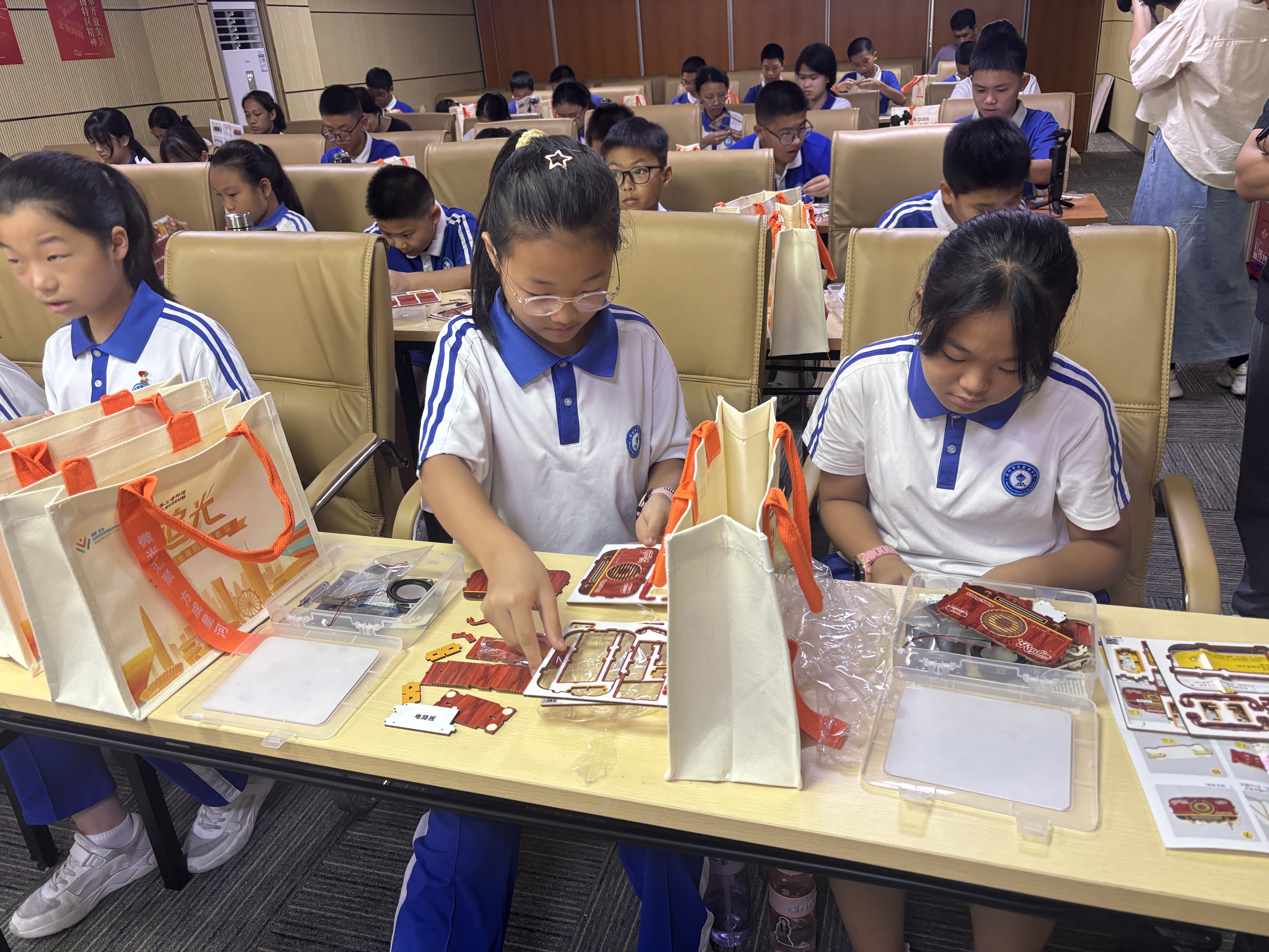 微光汇聚 致敬奋斗者 “追光——从创业者到创造者的深圳故事”展览今日精彩开幕