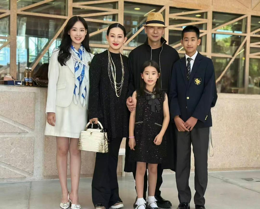 赵文卓妻子被拍小腹隆起 引发四胎猜想