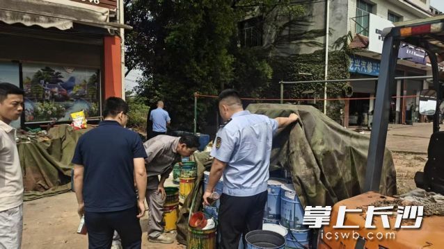 执法人员现场固定证据，责令企业立即采取转运措施。