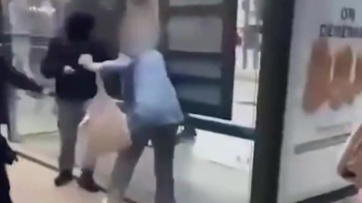 法国学生抗议演变成暴力冲突，女子劝阻学生搞破坏，反遭黑衣男子用自制喷火装置怼脸袭击