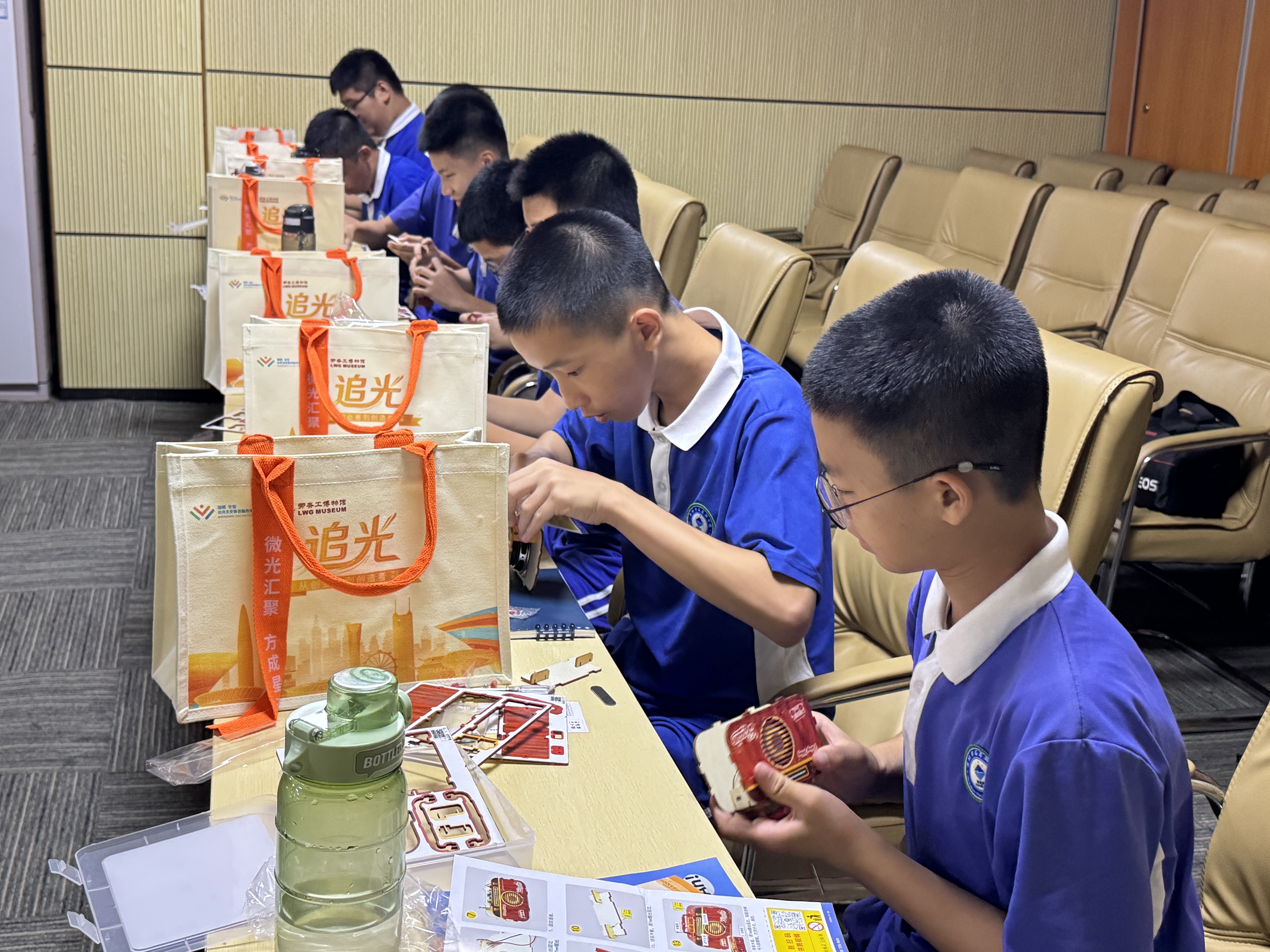 微光汇聚 致敬奋斗者 “追光——从创业者到创造者的深圳故事”展览今日精彩开幕