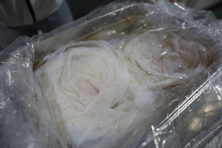 初步处理完成后在冷库冷藏的牛心包 新华社记者 张睿 摄
