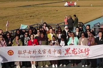 31国驻华女外交官走进北大荒沉浸式感受黑龙江现代农业