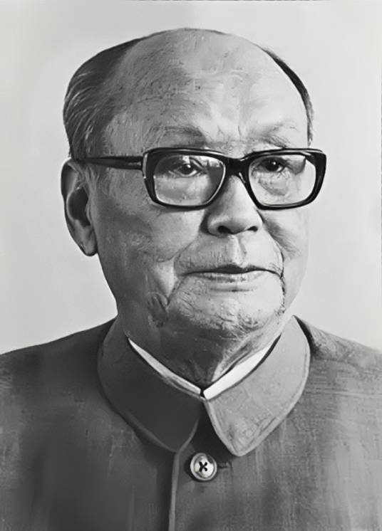 他被授上将前已是元戎待遇,授军衔后草创多项历史先河:具有稀薄性