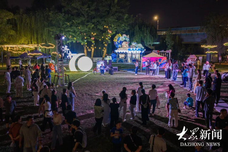 济南大明湖景区夜间市集一站式集结多元潮流业态,现场人声鼎沸、热闹非凡。