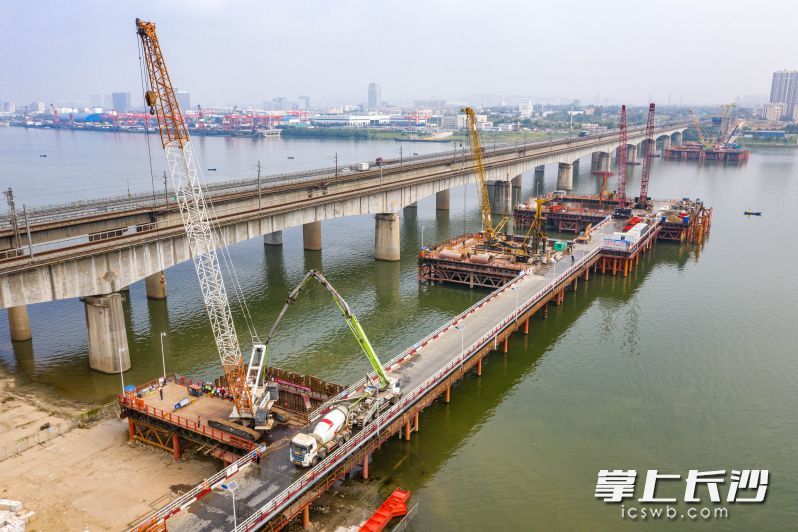 长沙湘江铁路特大桥施工现场。
