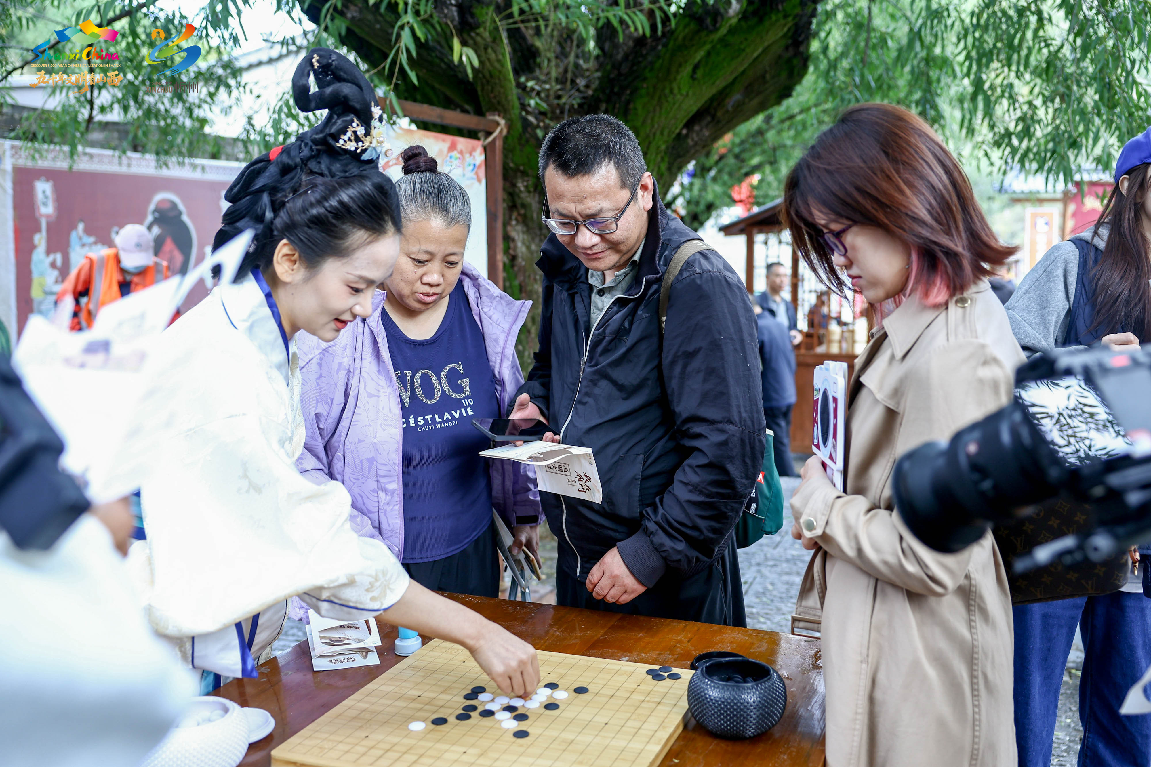 游客与NPC“班婕妤”对弈棋局