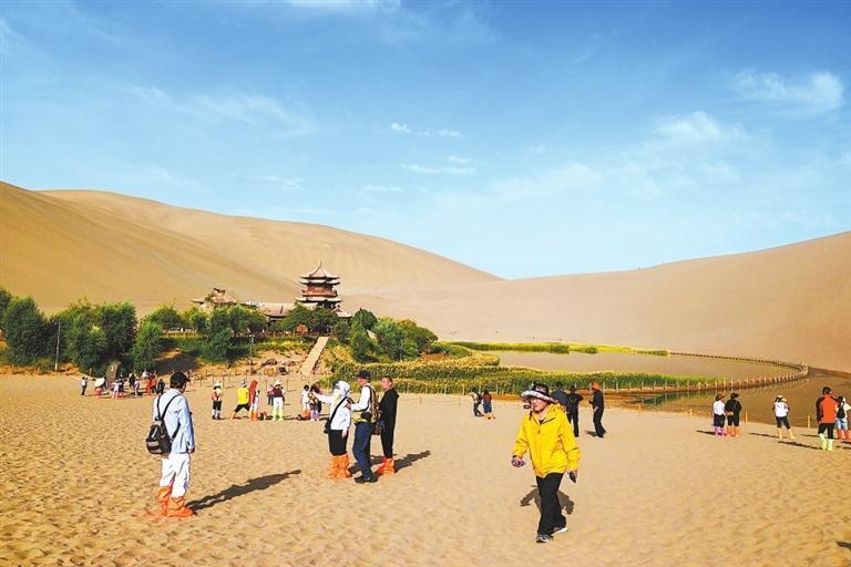 游客在敦煌市鸣沙山月牙泉景区游览　新甘肃&middot;甘肃日报通讯员　张晓亮
