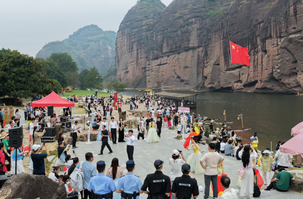 丹霞迎国庆 红旗映泸溪!龙虎山无人机空中献礼盛世华诞