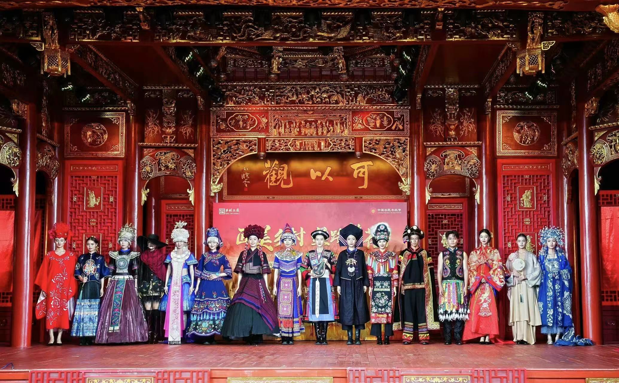 ▲赣绣夏布长柄香妃扇(右二)亮相推介活动。