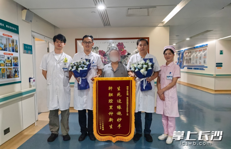 患者康复出院时，为医护人员送上锦旗以表达谢意。通讯员供图