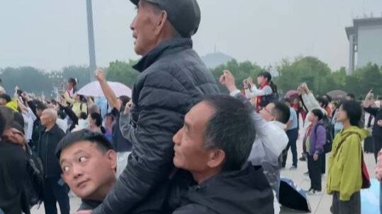 86岁老人由儿子和孙子合力托起，完成看升旗仪式的心愿