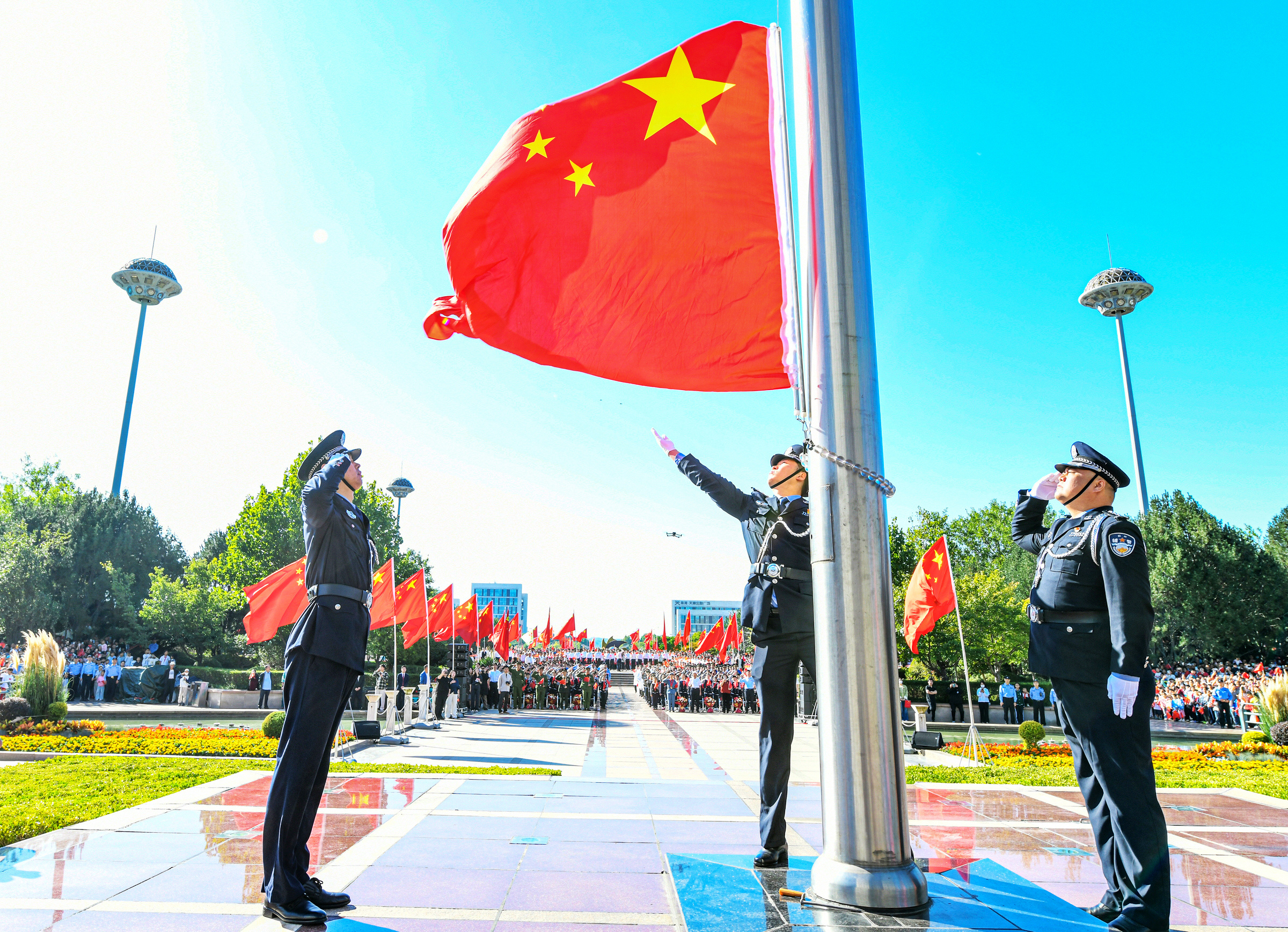 山东胶州:满城“中国红” 共祝祖国好