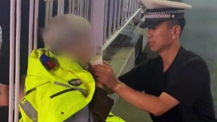 夜晚老人迷路瑟瑟发抖　交警脱衣披身搓手取暖