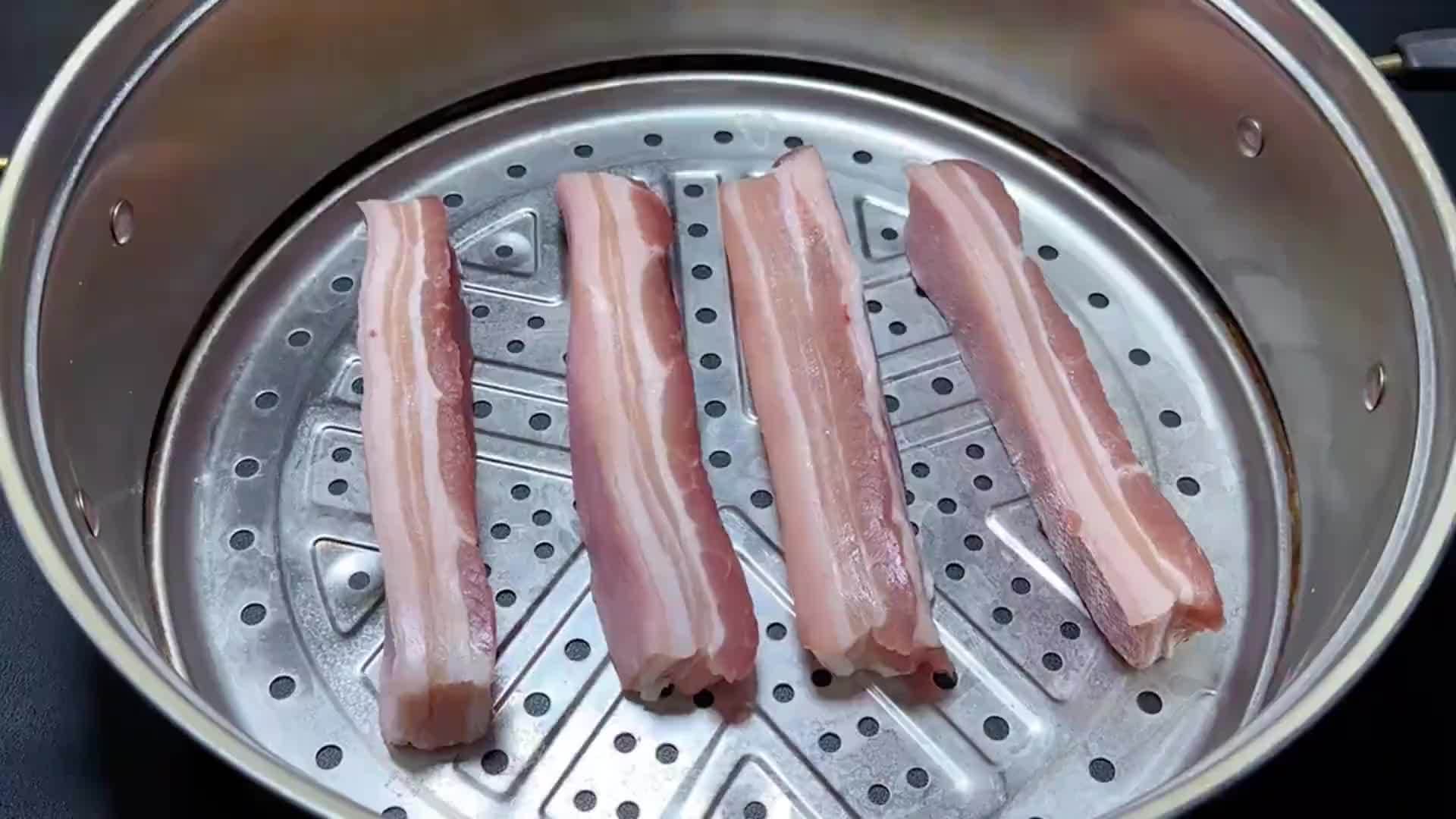 我家五花肉从不红烧，放锅里蒸一蒸，不加水不放油，每天吃都不腻