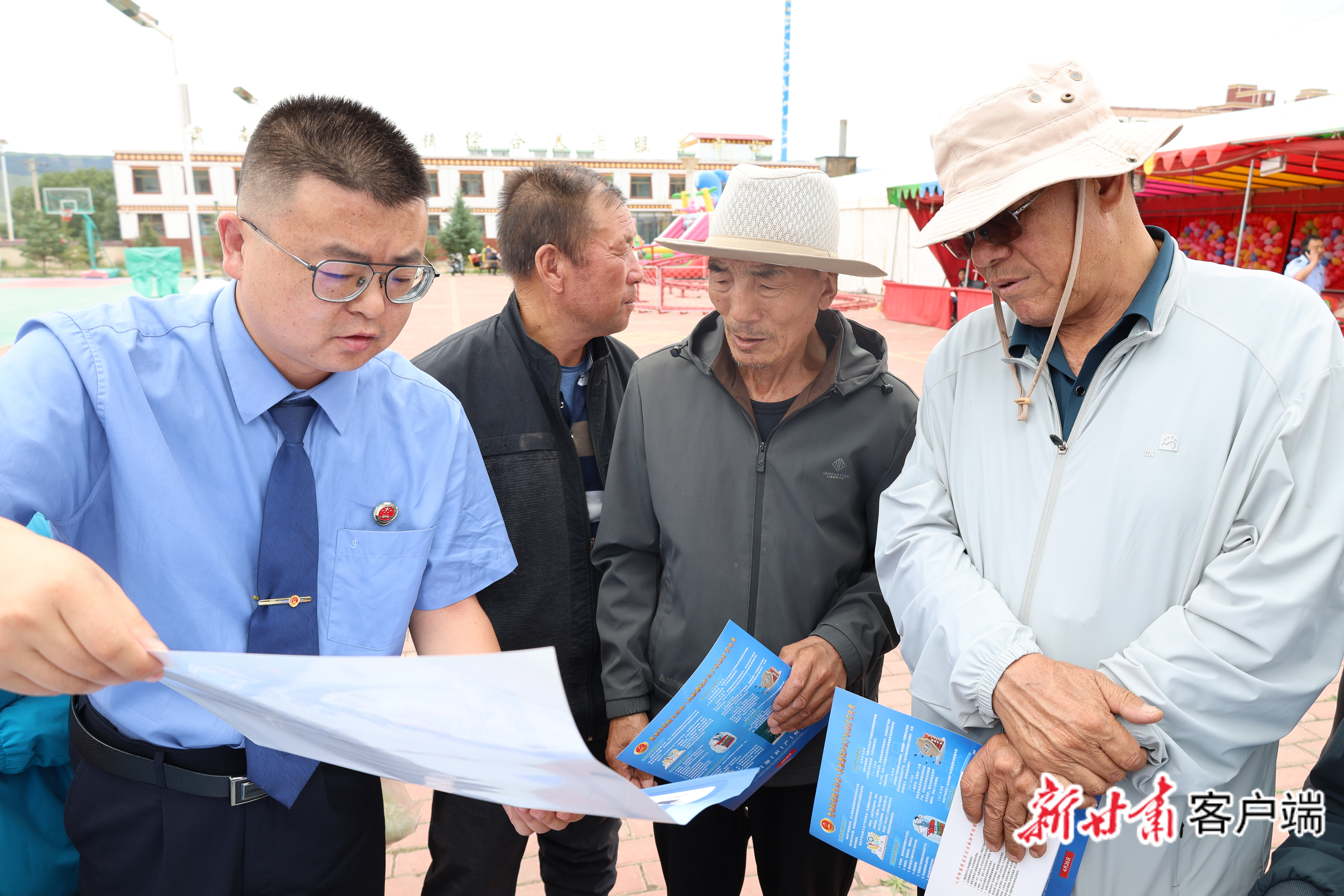 组织干警深入偏远草场、放牧转场一线，开展双语法治宣讲、矛盾排查。