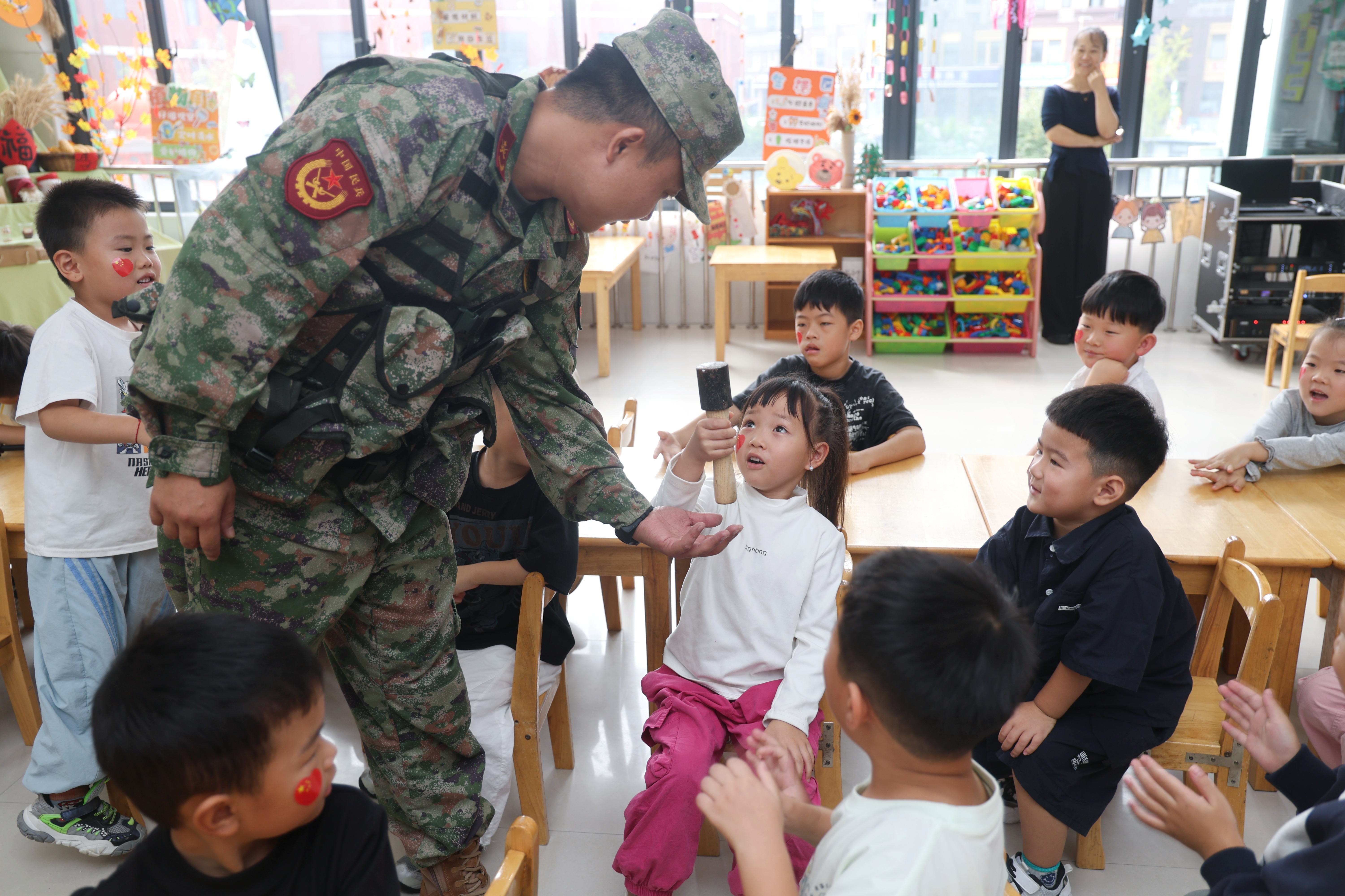 柘城县人武部走进县第二实验幼儿园开展国防教育