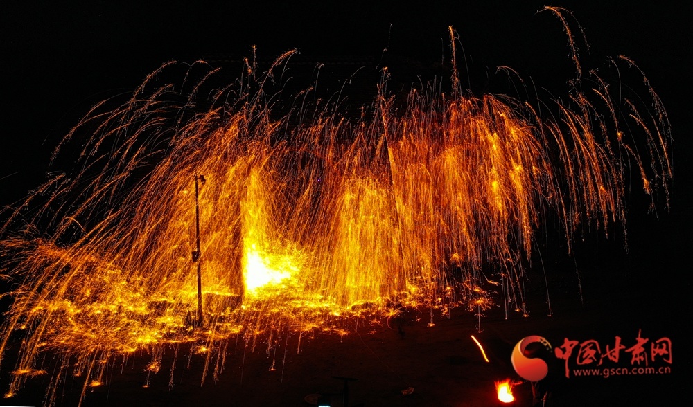 金色花火在黑夜炸开，万千星芒顺着风势坠落，这场视觉盛宴，美得惊心动魄。