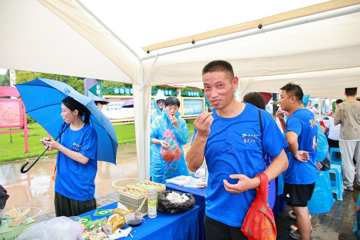 图为选手们赛后品尝香沙芋 盛义摄