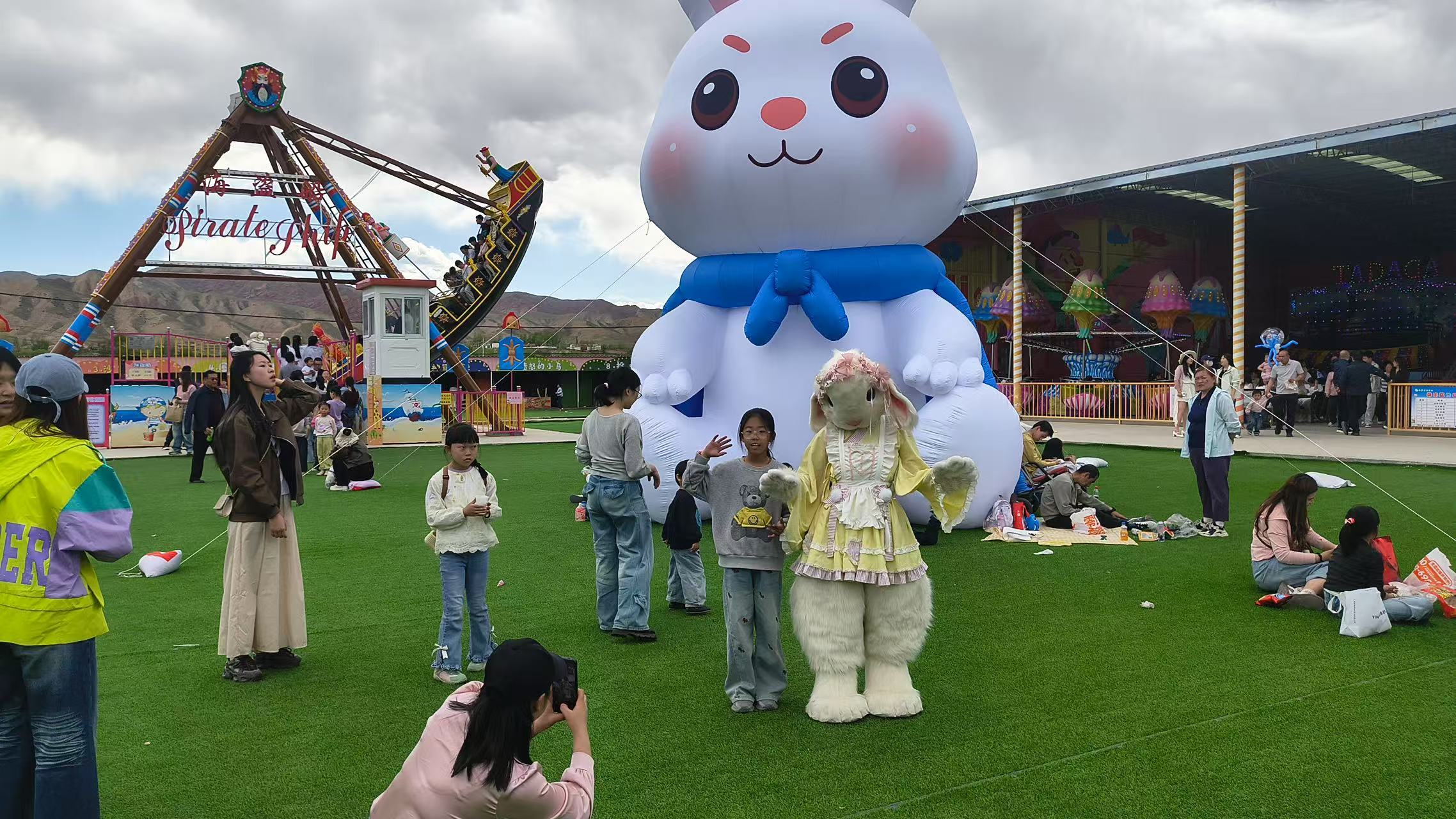 游客在兔子雕像前打卡拍照