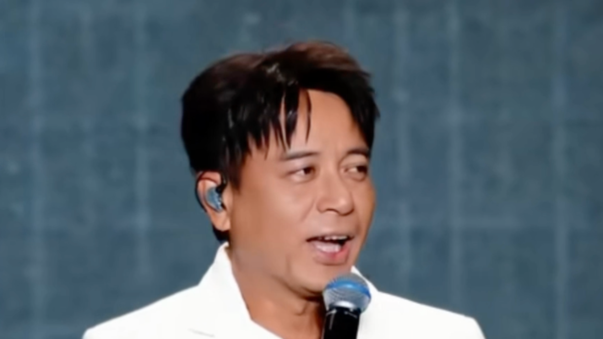 李克勤包头演唱会迟到2小时：因天气等原因，到达时已次日凌晨，现场鞠躬连说九声 “对不起”，“救场的是个买票的观众，连唱近20首歌”