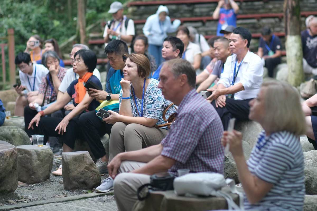 马来西亚游客在宜昌屈原故里景区观赏民俗演艺　景区供图