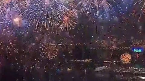 【#香港举行国庆烟花汇演#，#31888枚烟花在维港上空绽放#】10