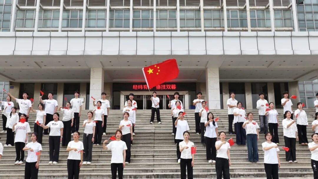 图文门口台阶挥旗.jpg