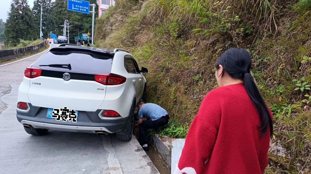 外地车遇困，北湖区仰天湖众人合力助车辆脱困