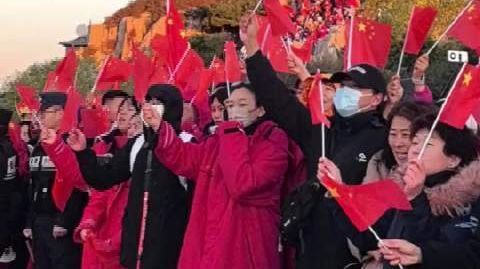 #万人齐聚泰山之巅迎日出#【#国庆节泰山之巅遍染中国红#，这是刻在国