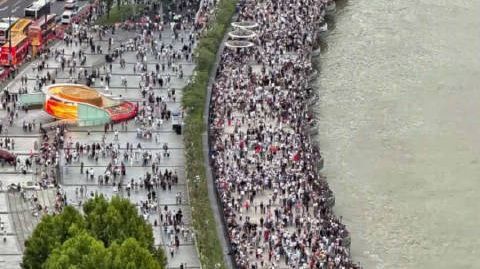 【国庆首日上海外滩滨水区瞬时客流近3万人】据上海黄浦公众号消息，截至