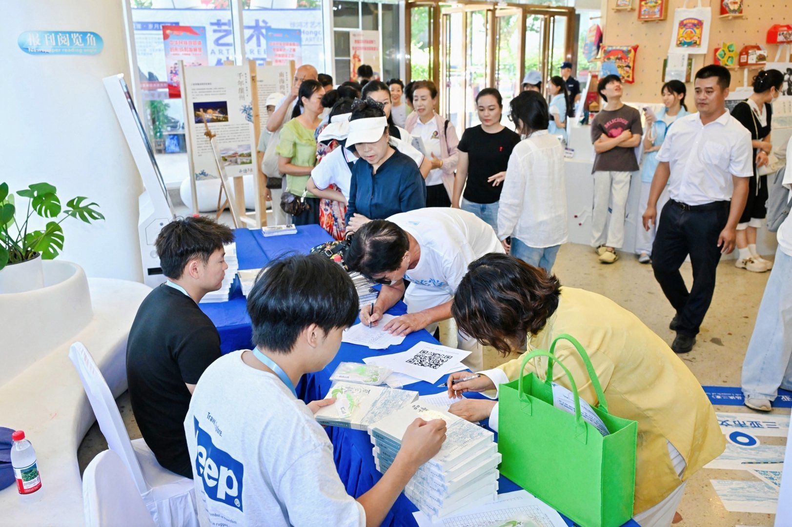 三亚首部城市文化读本《品读三亚》发布 ——从“看海”到“读城”，在椰风海韵之外读懂三亚