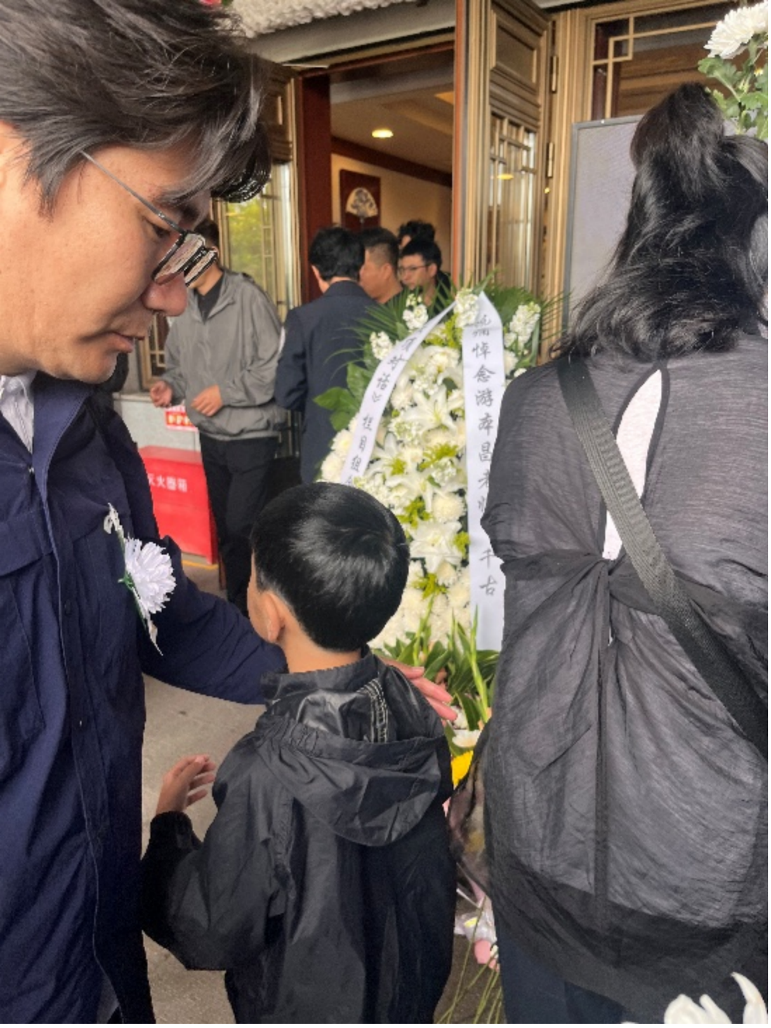 小观众难舍“济公爷爷”