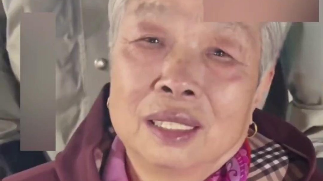 甘肃小伙带78岁奶奶完成心愿，看完升旗仪式，老人泪流满面，“很激动，祝祖国一年比一年好！”