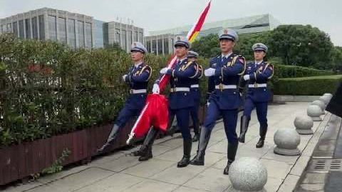 【喜迎国庆，青春与国旗同框共庆华诞，#上海青少年升国旗活动在世纪广场