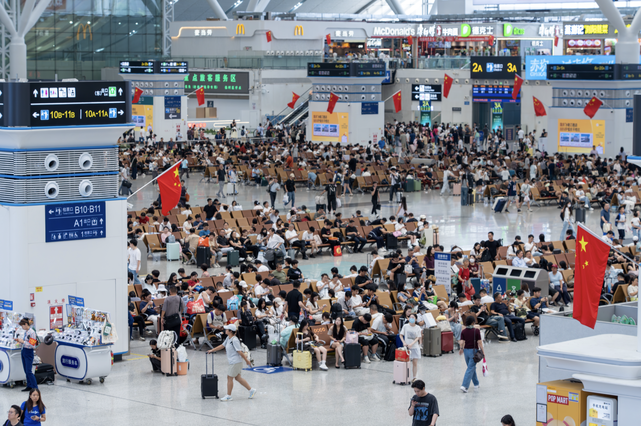 客流连创新高 深圳铁路加开逾2300趟列车 迎国庆出行高峰