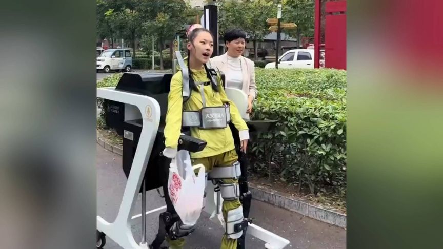 “这才是科技的意义”！父母斥巨资买外骨骼机器人，让无法自理的女儿出门走路