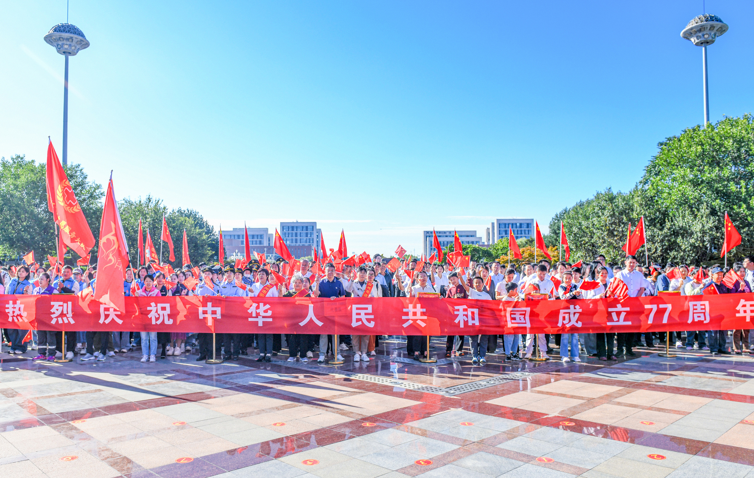 山东胶州:满城“中国红” 共祝祖国好
