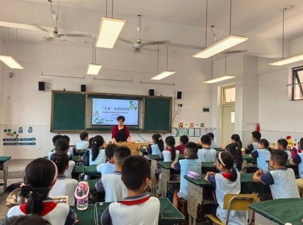 全省关心下一代“最美五老”翁学军进学校为青少年宣讲。