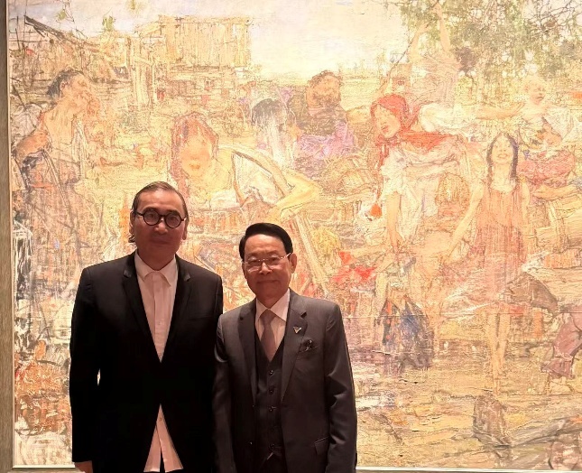 萧晖荣教授与国家画院院长刘万鸣在费欣《泼水》作品前留影