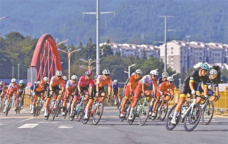 9月21日,选手们骑行在安远县城的赛道上。