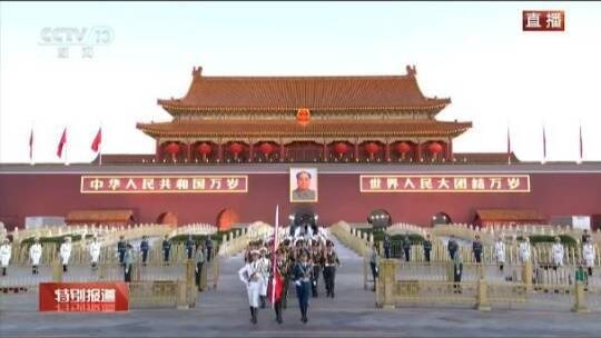 国旗与太阳一同升起！我爱你，中国！