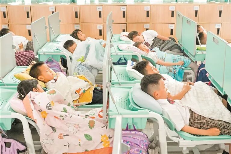 图:学生们在教室内“舒心躺睡”