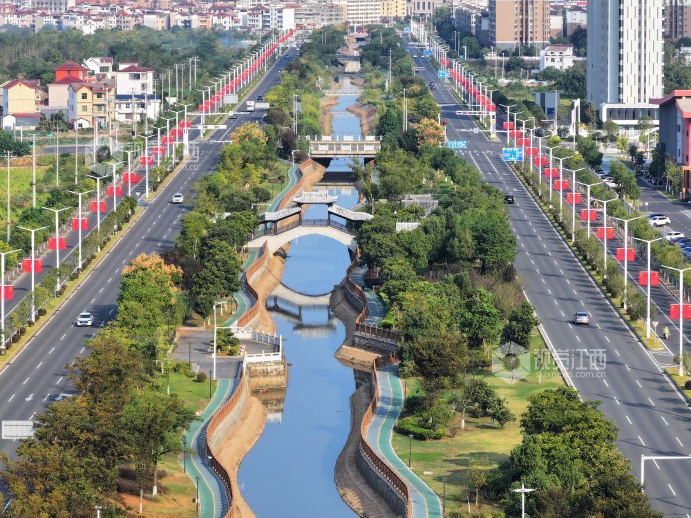 2026年9月28日,江西省吉安市泰和县满城“中国红”,喜迎国庆。