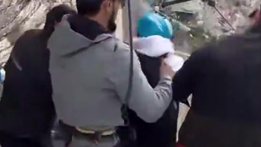 女游客蹦极前后悔，崩溃哭喊，仍被推下高台