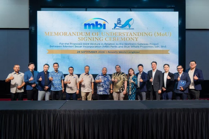 图8:签约仪式结束后,玻璃市州政府、MBI Perlis、马来西亚蓝鲸国际产业发展集团及项目相关代表合影留念。