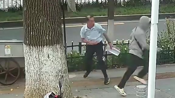 警察抓逃犯，2名群众“神助攻”